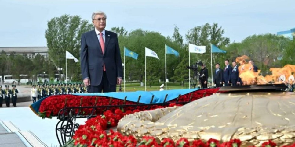 Қасым-Жомарт Тоқаев «Отан Ана» монументіне гүл шоғын қойды