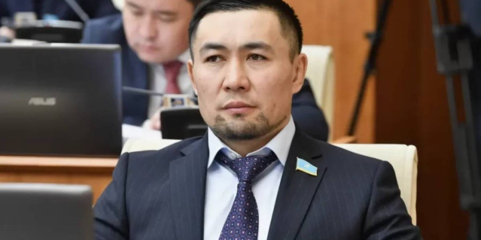 «Отқа май құю шариғатқа қарсы»: Ардақ Назаров қазақтың ырымын қолдамайтынын айтты (ВИДЕО)