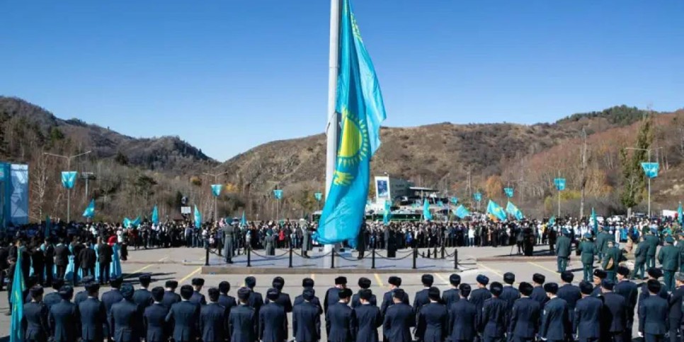 Алматыда Республика күніне орай Мемлекеттік ту көтерілді