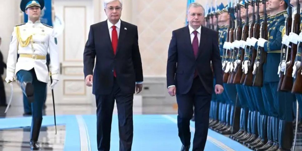 Қасым-Жомарт Тоқаев Шавкат Мирзиёевті Ақордада қарсы алды