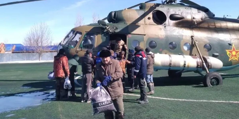 Ақтөбеде су ортасында қалып, тікұшақ сұраған ауылдың халқын көшіріп жатыр