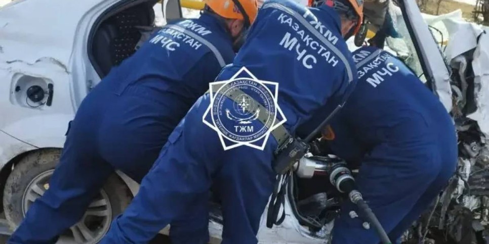 Құтқарушылар жолаушының денесін жеңіл көліктен алып шықты