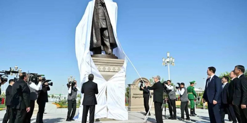 Қасым-Жомарт Тоқаев пен Гурбангулы Бердімұхамедов Ашхабадтағы Абай ескерткішін салтанатты түрде ашты