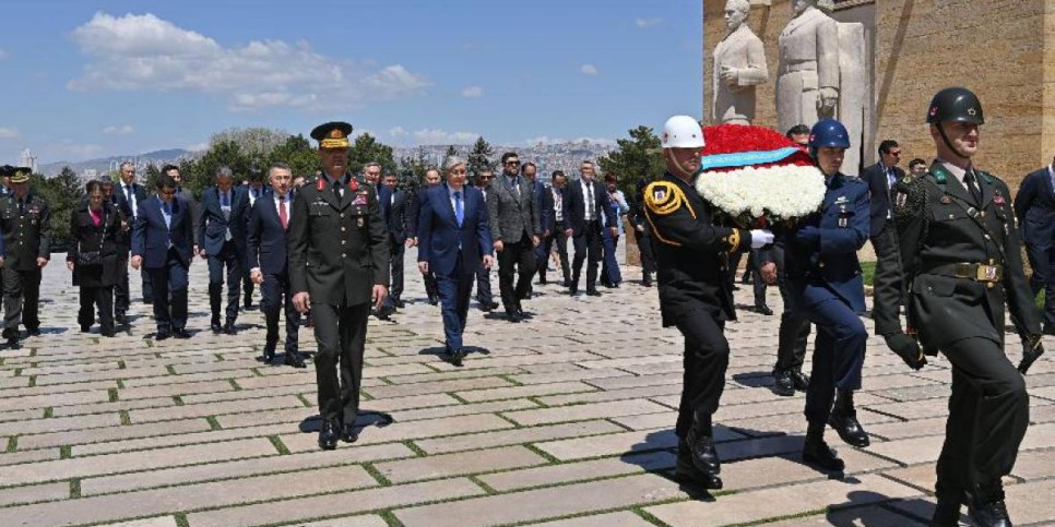 Қасым-Жомарт Тоқаев Ататүрік кесенесіне гүл шоғын қойды