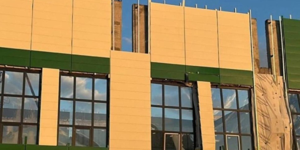 Атырауда Тоқаевтың тапсырмасы бойынша салынып жатқан мектептің төбесі опырылып түсті